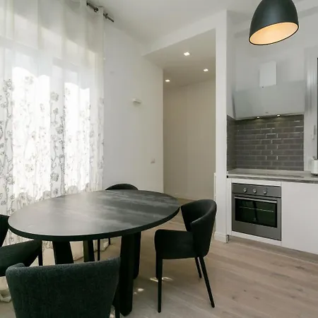 公寓 Bright Two Bedroom In *