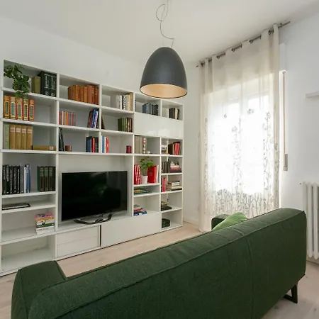 Bright Two Bedroom In 公寓